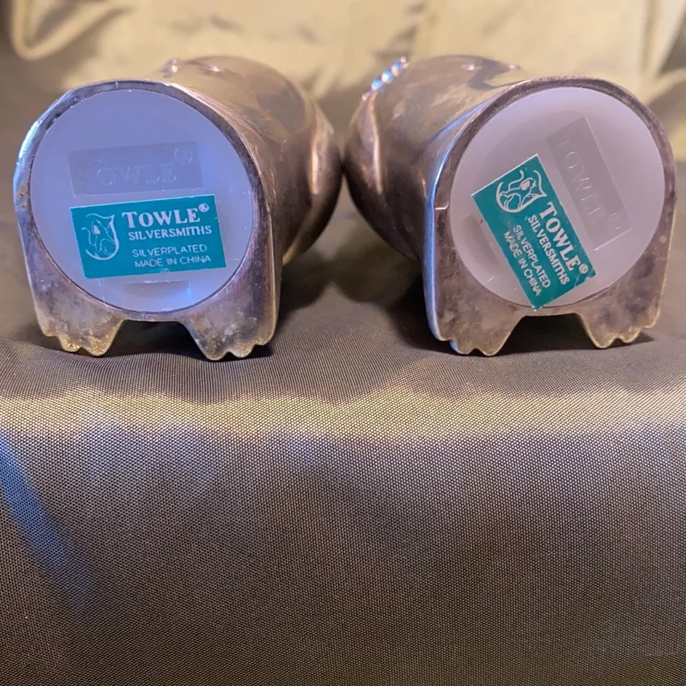 Vintage Towle Silversmiths silver plated salt and pepper shaker.